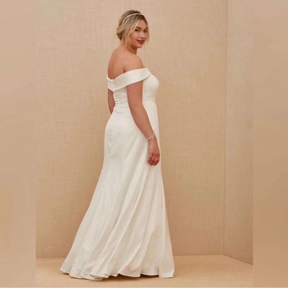 Torrid Satin Mermaid Wedding Dress - NEW - Fits like a 16